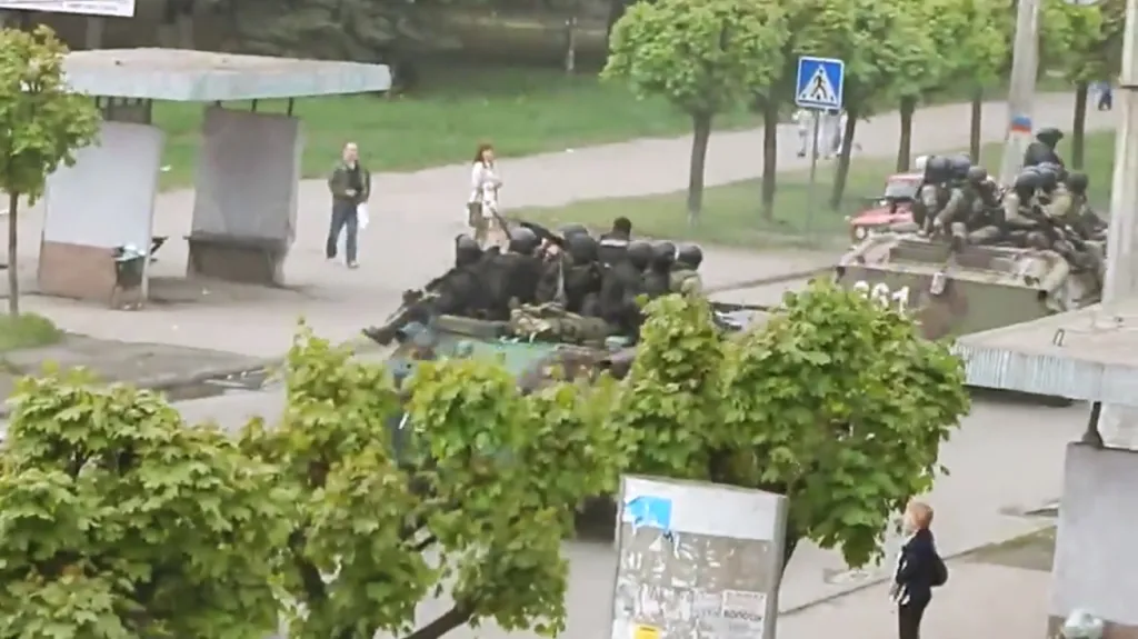 Ukrajinské jednotky v ulicích Kramatorska