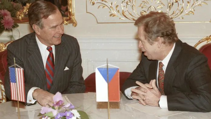 Setkání prezidenta USA George Bushe (vlevo) s prezidentem Václavem Havlem na Pražském hradě (17. listopadu 1990)