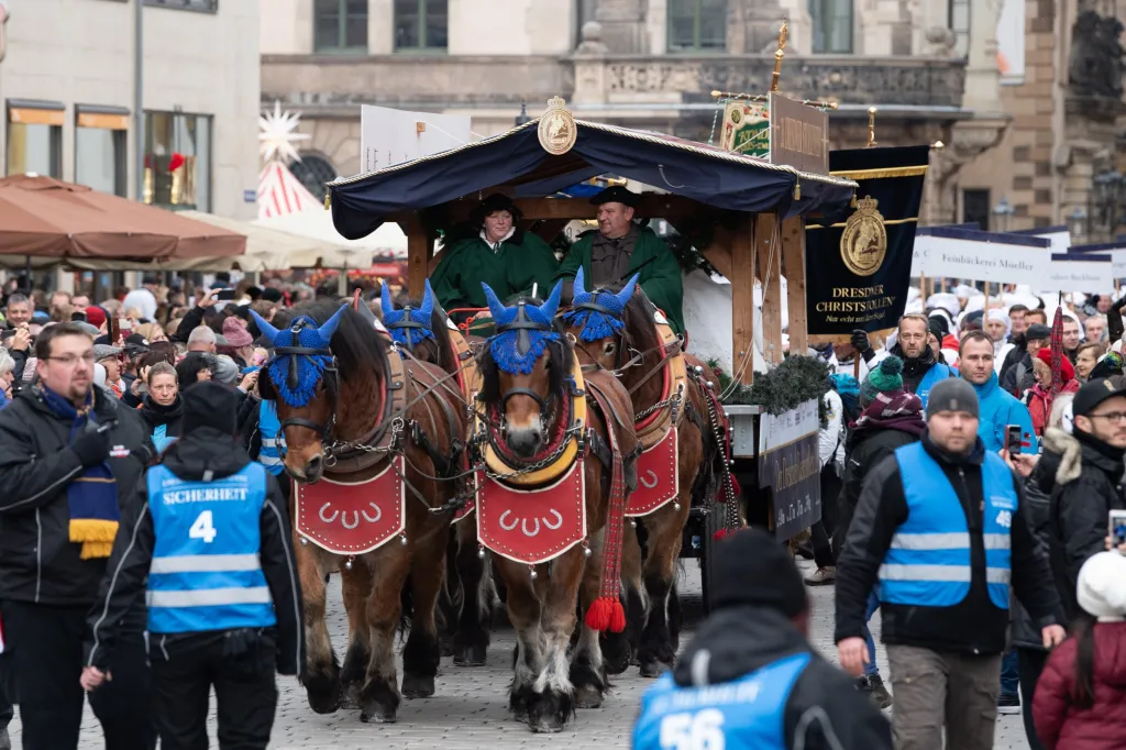 Obří pečivo přijelo na Altmarkt na voze taženém koňmi