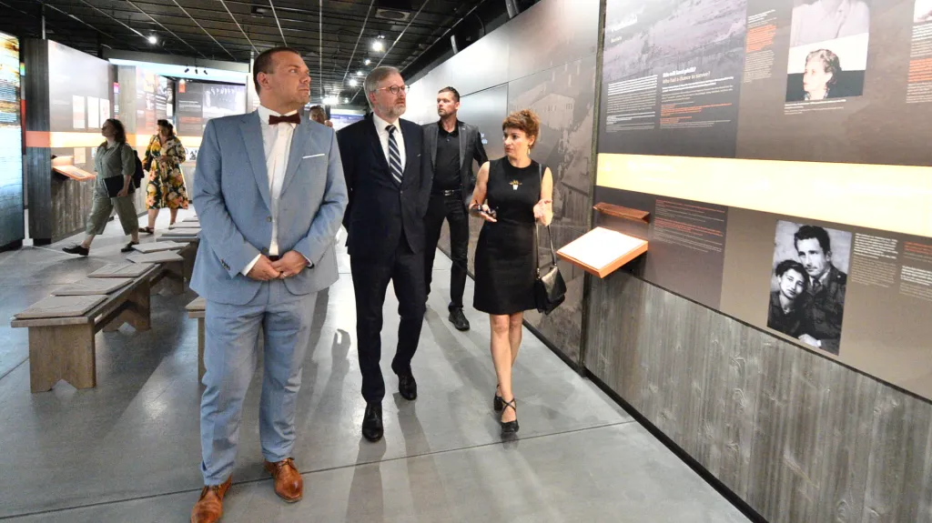 Ministr kultury Baxa a premiér Fiala v Památníku holocaustu Romů a Sintů na Moravě