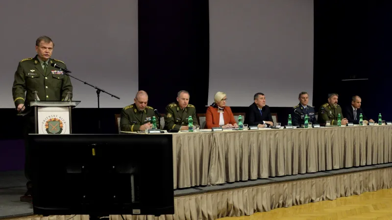 Náčelník Generálního štábu Josef Bečvář při proslovu na velitelském setkání