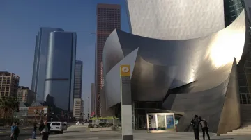 Walt Disney Concert Hall a budovy downtownu