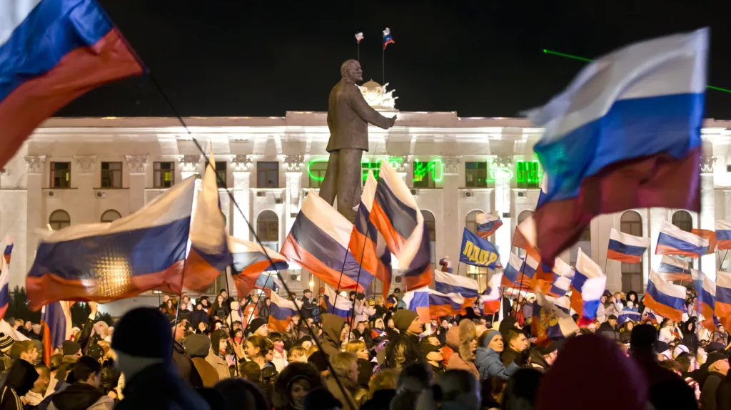 Příznivci ruské anexe oslavují výsledky „referenda“ na Leninově náměstí v krymském Simferopolu 16. března 2014.  Výsledky nebyly uznány ukrajinskou vládou ani Západem.