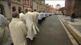 Průvod s ostatky Jana Pavla II. v Hradci Králové
