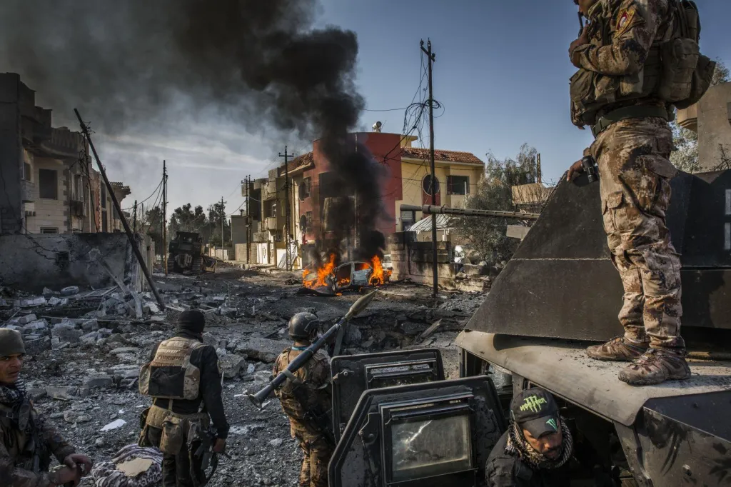Nominace na vítěznou fotografii World Press Photo 2018 v kategorii Reportáž. Bitva o Mosul. V červenci 2017, po dlouhých měsících bojů, prohlásila irácká vláda město Mosul za osvobozené od Islámského státu, přestože konflikt v ulicích pokračoval. Tisíce civilistů byly v bitvě zabity a rozsáhlé části města zůstaly v ruinách.