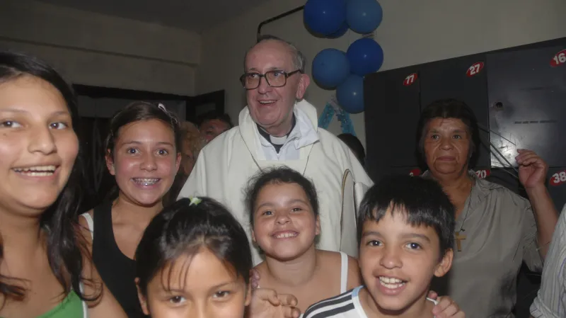Kardinál Bergoglio pózuje s obyvateli Parque Patricios nedaleko Buenos Aires