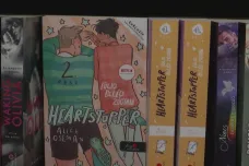 Knihkupectví v Maďarsku prodávalo nezabalenou knihu se zamilovanými mladíky, dostalo statisícovou pokutu