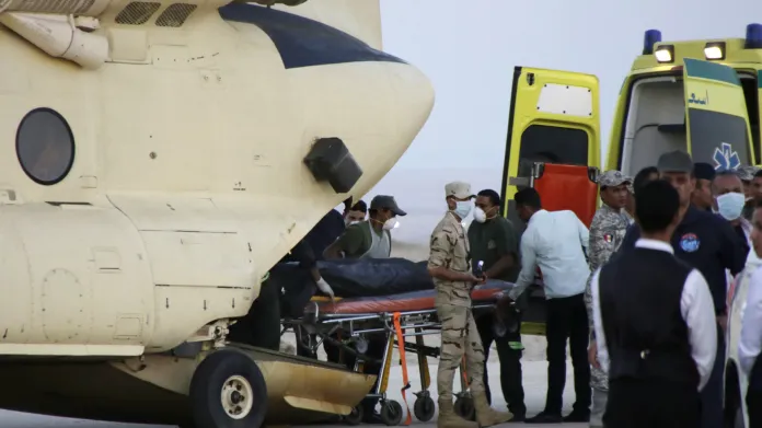 Egyptští záchranáři organizují převoz těl obětí leteckého neštěstí na Sinaji
