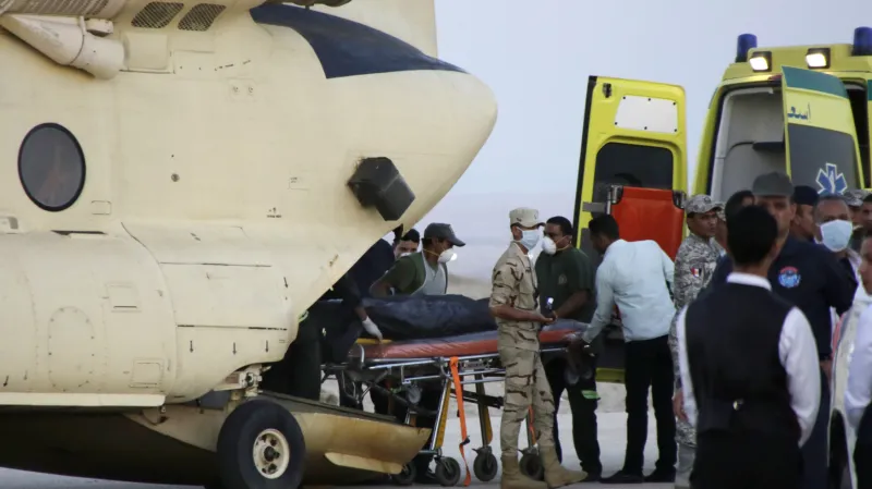 Egyptští záchranáři organizují převoz těl obětí leteckého neštěstí na Sinaji