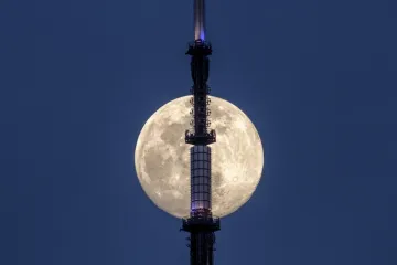 Na obloze vysvitne „super-červí“ Měsíc. Souběh úplňku s rovnodenností nastává jen jednou za dvě dekády