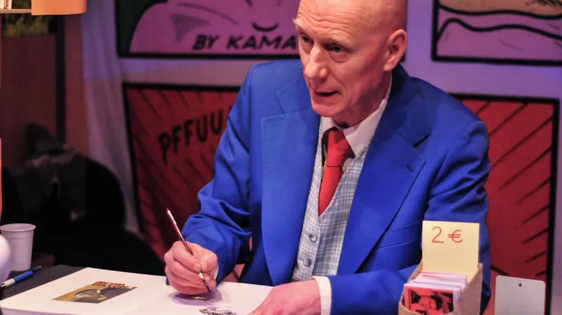 Herr Seele podepisuje svůj vítězný komiks Cowboy Henk