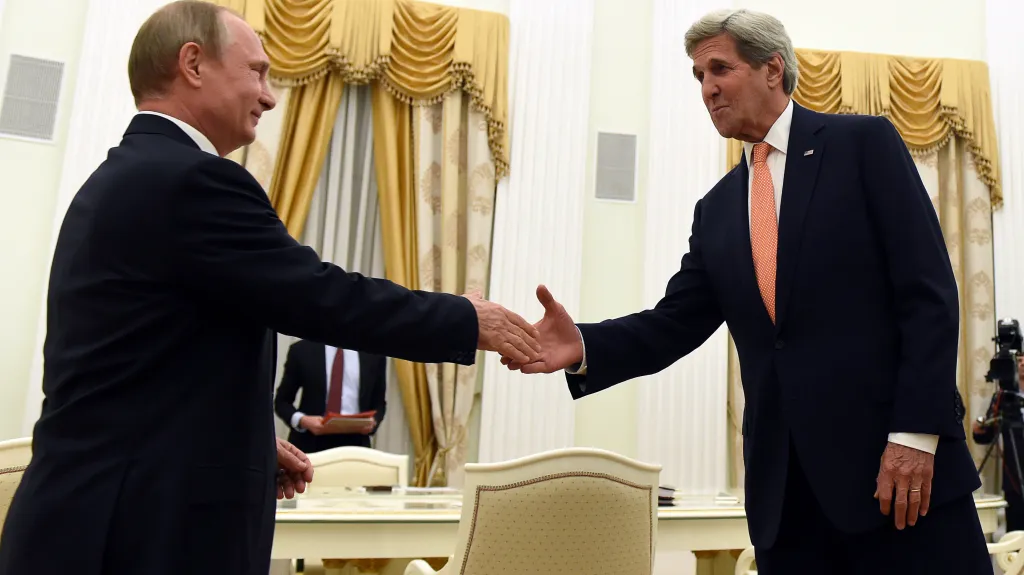 Vladimir Putin a John Kerry