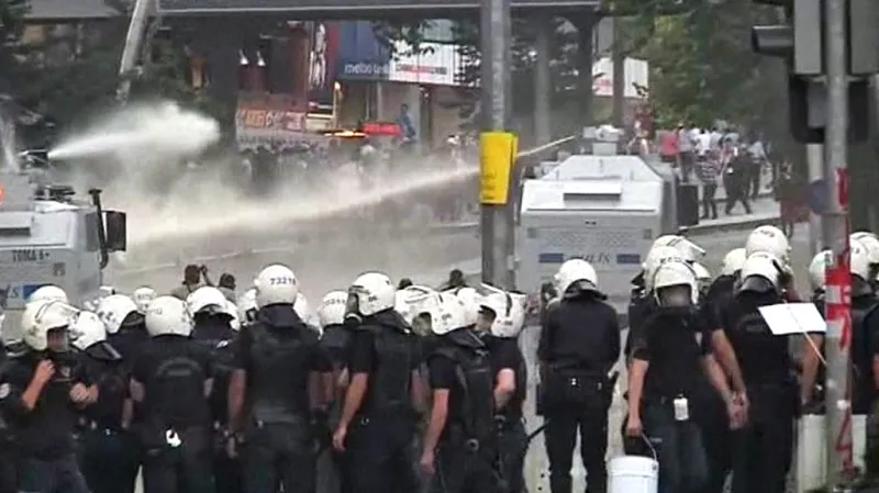 Zásah turecké policie proti demonstrantům