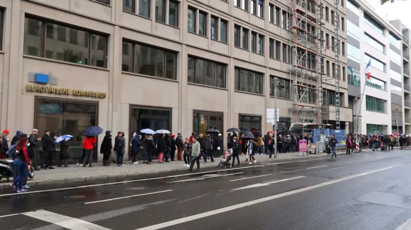 Stovky francouzských voličů čekají ve frontě před ambasádou v Berlíně