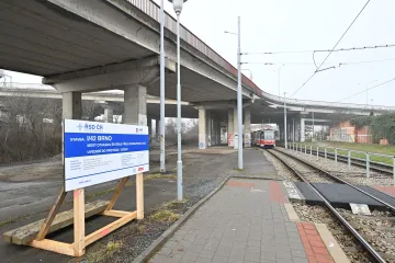 Řidiče v Brně čeká od pondělního rána další omezení. Silničáři uzavřou polovinu mostu Otakara Ševčíka