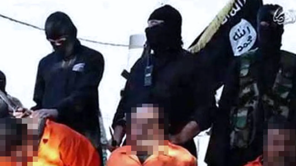 IS zveřejnil video se stětím tří pešmergů