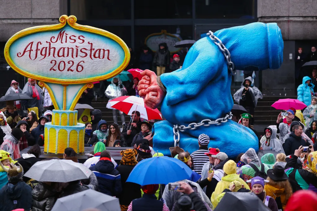 Karnevalový vůz zobrazující ženu v řetězech vedle trofeje s nápisem Miss Afghánistán 2026
