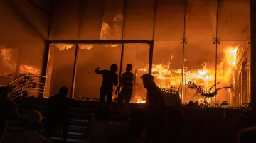 Skupina lidí zapálila budovu redakce deníku The Daily Star po smrti Šarífa Osmana Hadiho, 19. prosince 2025