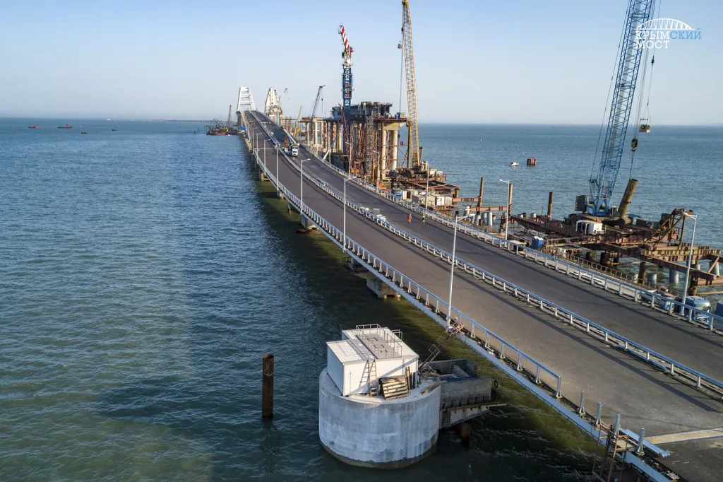 Po anexi Krymu Ruskem v březnu 2014 se stala otázka výstavby mostu pro Rusko prioritou. Koncem dubna 2015 se začala navážet stavební technika. V květnu 2017 se rozeběhla výstavba federální dálnice R260 Taurida, která bude na most navazovat z krymské strany