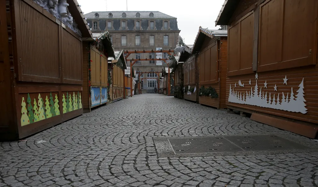 Uzavřené vánoční trhy ve Štrasburku ráno po útoku