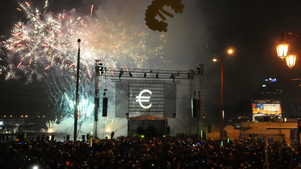 Silvestrovské oslavy v ulicích Bratislavy v noci na 1. ledna 2009 se nesly ve znamení příchodu eura.