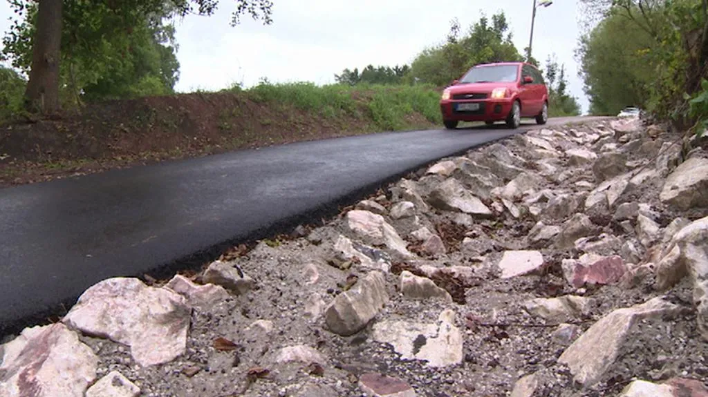 Šířka na jedno auto, místo krajnice nebezpečná suť ostrých kamenů