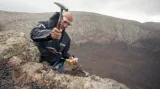 Astronaut Luca Parmitano sbírá vzorky hornin během simulované planetární mise v Lanzarote.
