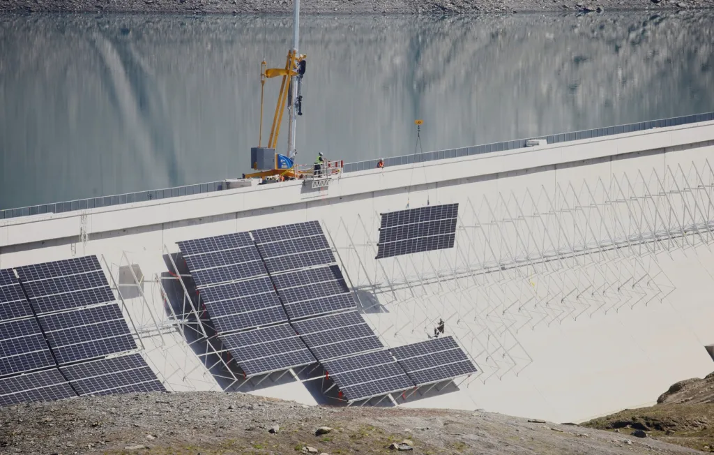 Výstavba nejvýše položené solární elektrárny v Evropě u vodní nádrže Muttse ve švýcarských Alpách