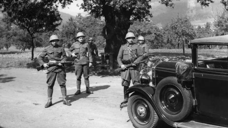 Vojenská hlídka v Sudetech po vyhlášení stanného práva