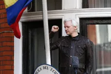 Americký lobbista blízký Kremlu se vloni opakovaně scházel se zakladatelem WikiLeaks Assangem