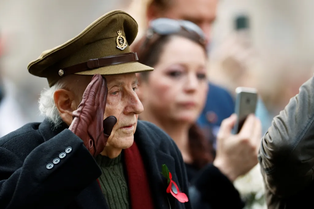 Veterán salutuje během dvou minut ticha, které byly věnované všem padlým vojákům. Fotografie je pořízena u památníku Cenotaph v Londýně