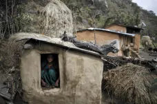 V Nepálu se stále drží kontroverzní tradice. V menstruační chýši kvůli ní zemřela žena a její dvě děti