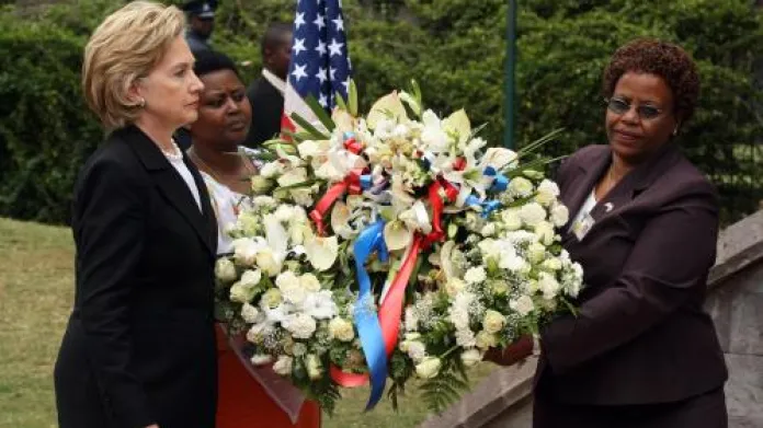 Hillary Clintonová v Keni uctila oběti teroristických útoků v Keni a Tanzánii.