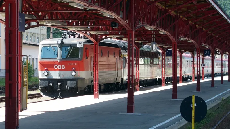 Vlak Transalpin projíždí Alpami ze Štýrského Hradce až do Curychu. Vyniká i panoramatickým vozem Švýcarských spolkových drah