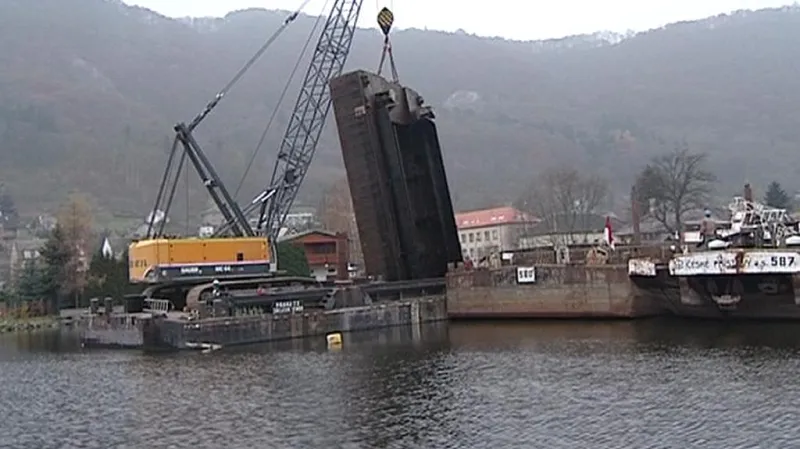 Vytahování potopené lodi