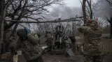 Britská houfnice M777 mířící na ruské cíle obléhající Bachmut