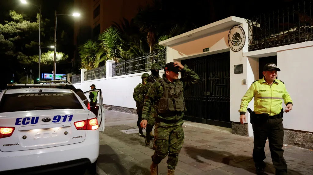 Ekvádorská policie před branou mexického velvyslanectví