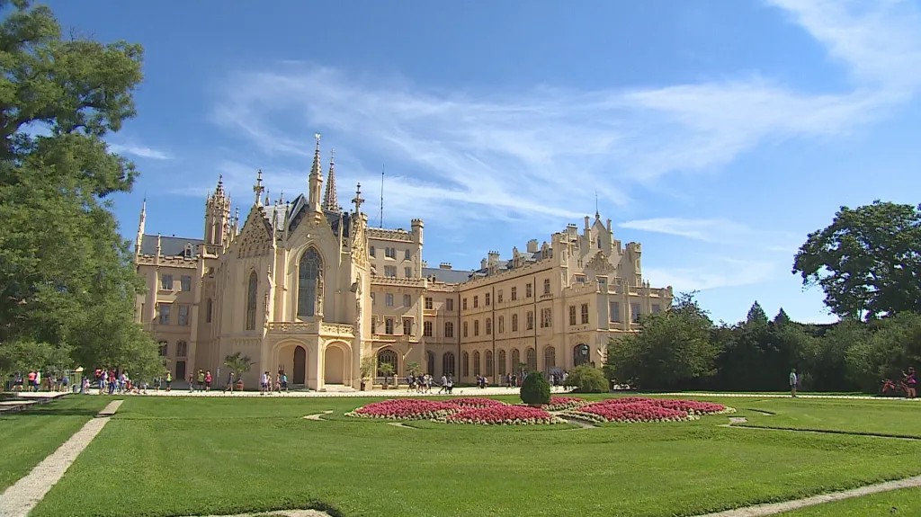 Zdražují dovolené i památky v Česku, turistů však zatím neubývá