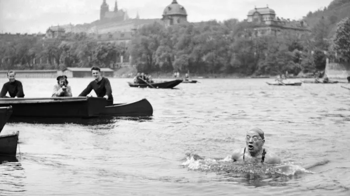 Alfred Nikodém při závodě "Napříč Vltavou" v roce 1938