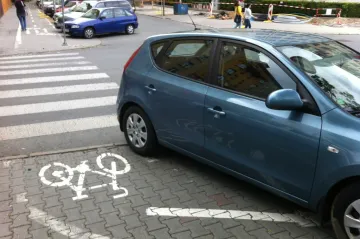 Vulgární nálepka má řidiče upozornit na špatné parkování