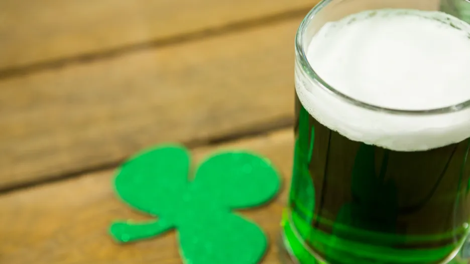 Trojlístek a černé nebo zeleně nabarvené pivo jsou zřejmě nejvýraznějšími symboly svátku svatého Patrika