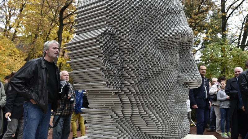 Skrze sochu Jiřího Sobotky svařenou z nerezových trubek mohou lidé pohlédnout na Brno Skácelovýma očima