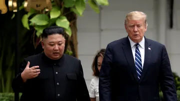 Kim Čong-un a Donald Trump v hotelové zahradě (snímek je z únorového setkání ve Vietnamu)