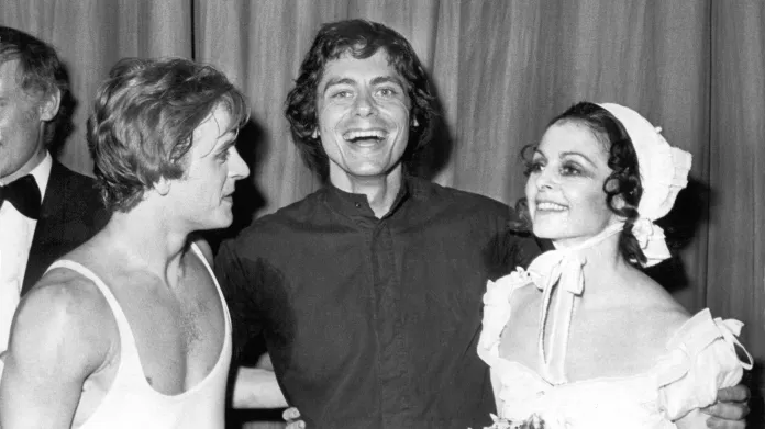 John Neumeier s tanečníkem Michailem Baryšnikovem a balerínou Lynn Seymourovou při Nižinský Galla v Hamburské státní opeře (1975)