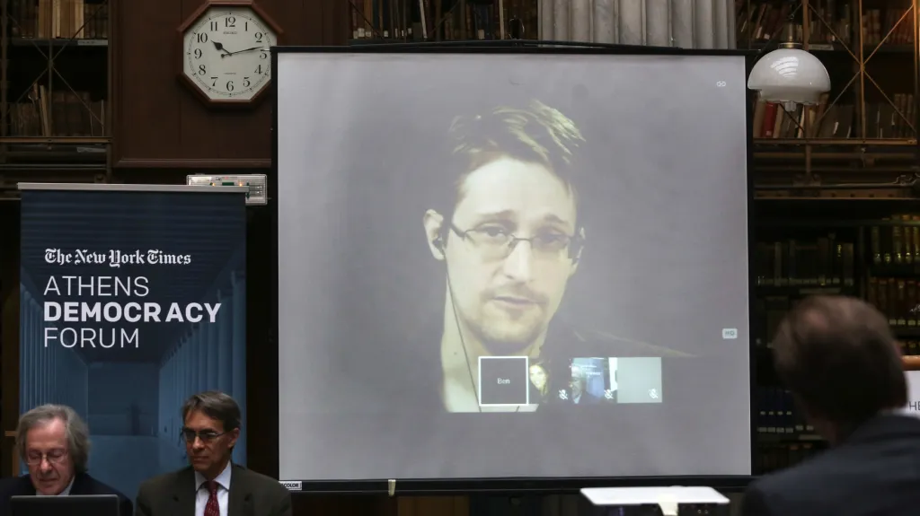 Edward Snowden během videokonference v Aténách v září 2016