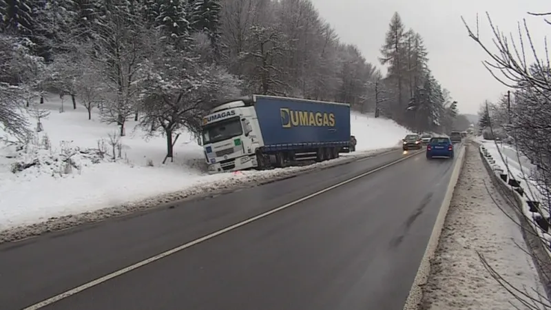 Hasiči pomáhali vyprošťovat zapadená auta