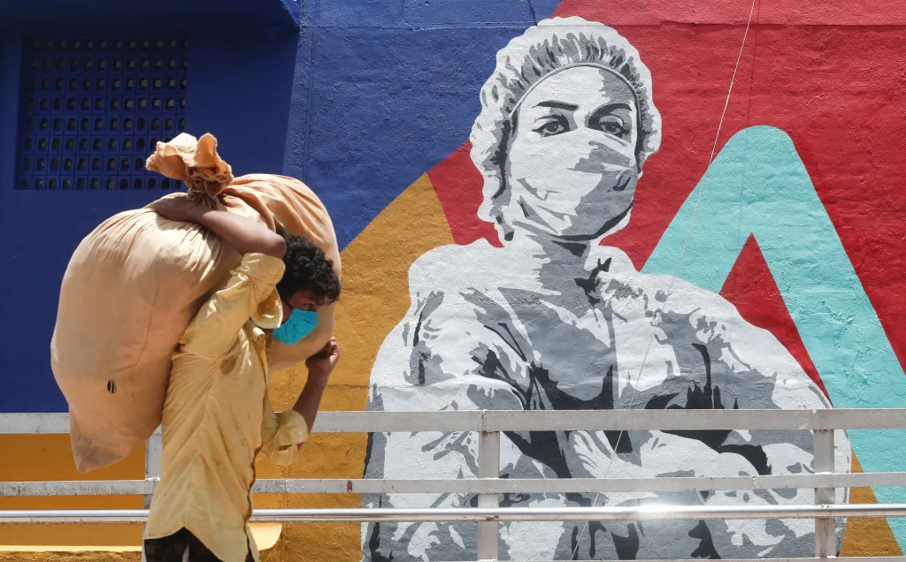 V indické Bombaji vytvořil neznámý umělec graffiti znázorňující zdravotnického pracovníka