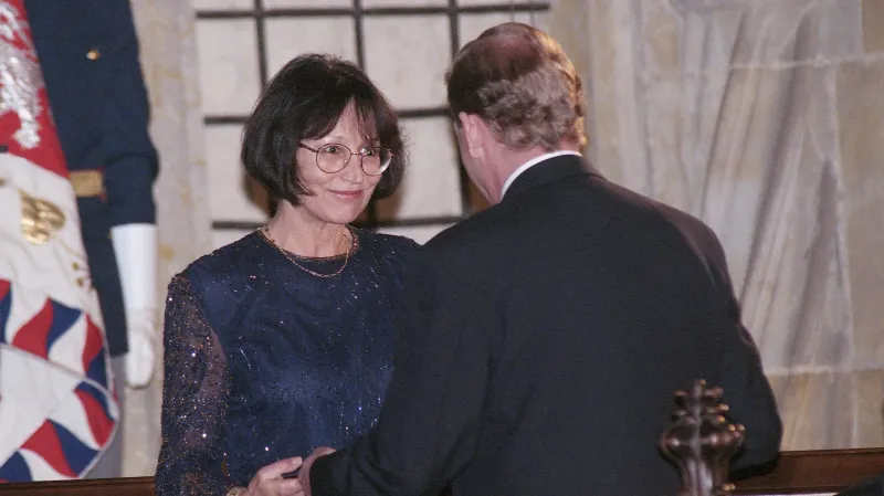 Marta Kubišová přebírá od Václava Havla medaili Za zásluhy (1995)