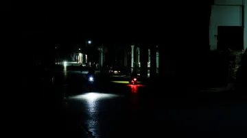 Ulice ozařovala světla aut a motocyklů