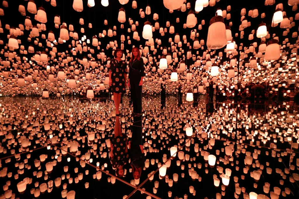 První dáma Spojených států amerických Melania Trumpová vyrazila s ženou japonského předsedy vlády Akie Abeovou na výstavu do MORI Building Digital Art Musea v Tokiu během návštěvy amerického prezidenta v Japonsku